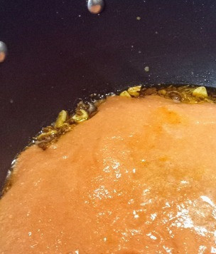 1. Этап. Простой томатный даал: Добавить зиру, куркуму, перец, соль, а также свежее томатное пюрэ из блендера.. Перемешать, накрыть крышкой наполовину и готовить 10 минут.