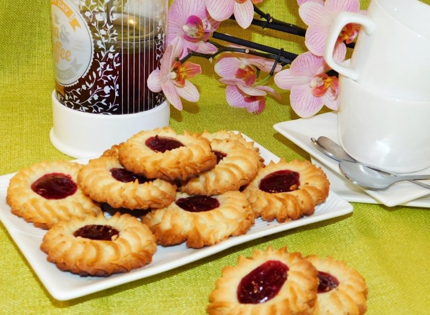 1. Этап. Песочное печенье с конфитюром: Дайте печенью остыть и угощайтесь. Приятного аппетита!