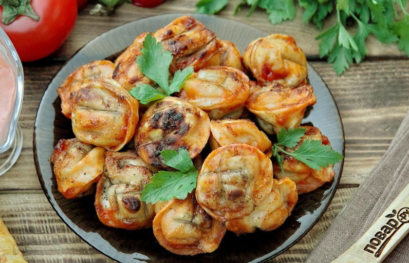 1. Этап. Пельмени на мангале: Готовые пельмени подавайте горячими с любимыми соусами. Приятного аппетита!