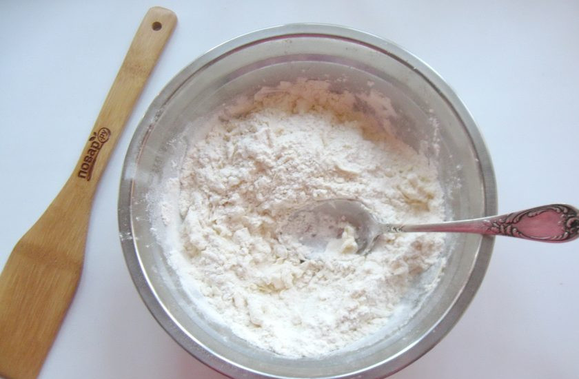 1. Этап. Торт закусочный Грибная фантазия: Перемешайте муку с маслом до состояния крошки.