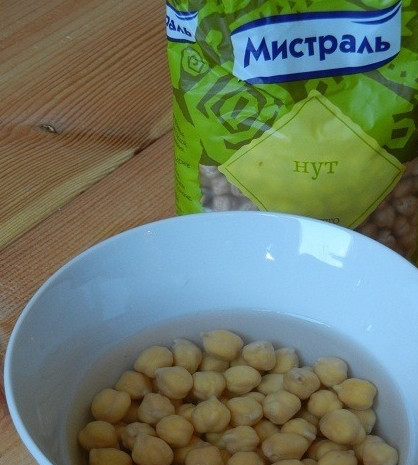 1. Этап. Плов таджикский: 1. Заранее, минимум за шесть часов, замочите нут, лучше это сделать на ночь. Примерно за час до начала приготовления рис опустите в теплую воду.