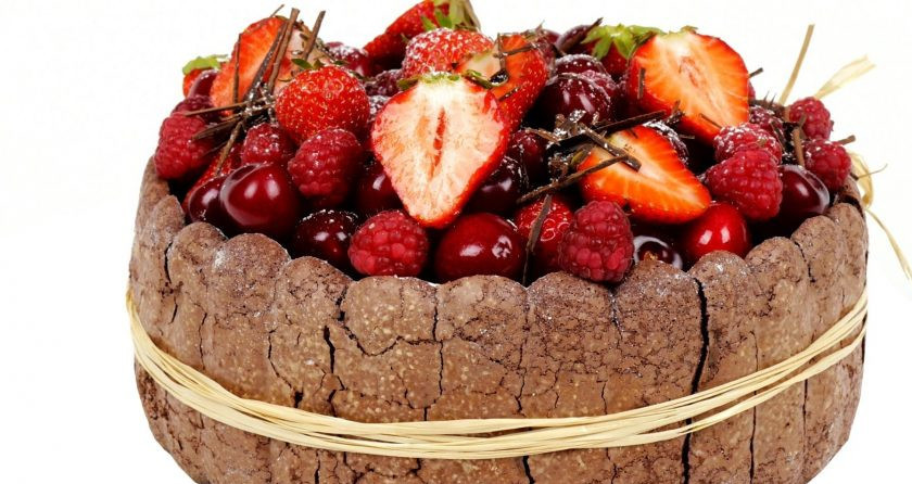 1. Этап. Торт-десерт Дары лета: 9. Снимите кольцо и обвяжите торт ниткой. Украсьте ягодами, шоколадной стружкой и сахарной пудрой. Приятного аппетита!