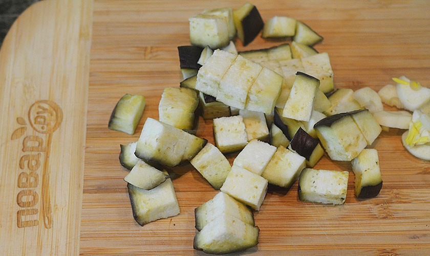 1. Этап. Курица с финиками по-магрибски: 1. Баклажан нарежьте кубиками, чеснок — пластинками.