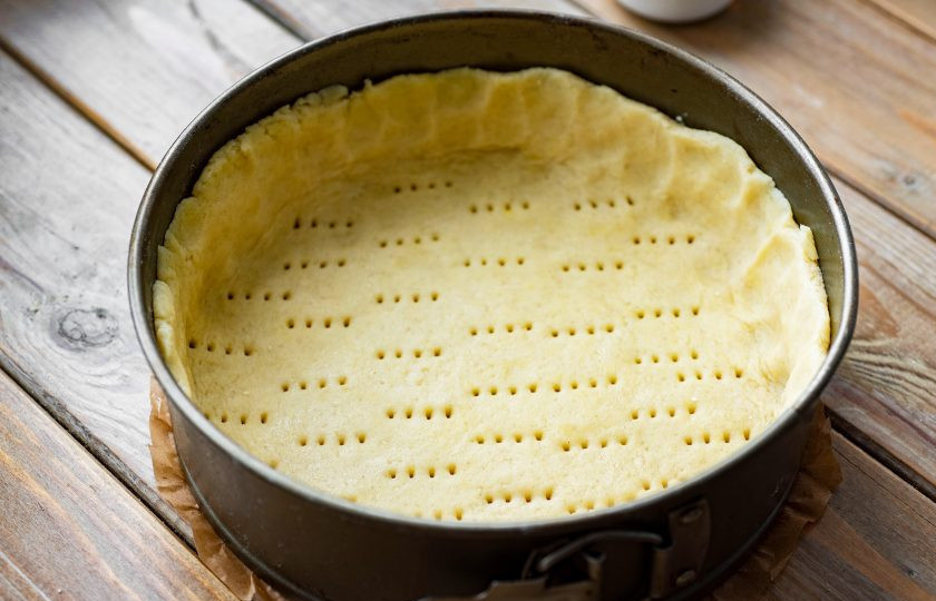 1. Этап. Тыквенный пирог Гарри Поттера: Охлажденное тесто раскатайте в пласт по размерам, соизмеримый размеру формы. Перенесите пласт теста на форму, уже застеленную пергаментом для выпекания. Сформируйте основу для пирога с бортиками высотой в 3-4 см., наколите вилкой горизонтальную часть теста. В основу из теста залейте тыквенную начинку и отправьте пирог выпекаться в уже разогретую до 180 градусов духовку на 45 минут.