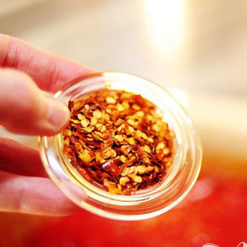 1. Этап. Спагетти с фрикадельками: Добавить немного хлопьев красного перца.