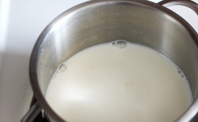 1. Этап. Кайзершмаррн с творогом: 8. Молоко кипятим в кастрюльке с толстыми стенками.