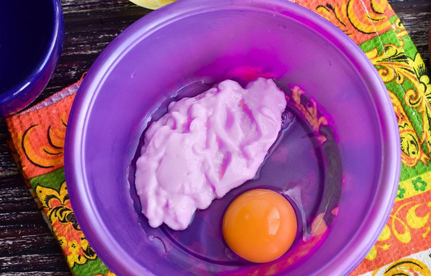 1. Этап. Блины на йогурте с дырочками: В миску вбейте яйцо, добавьте йогурт.