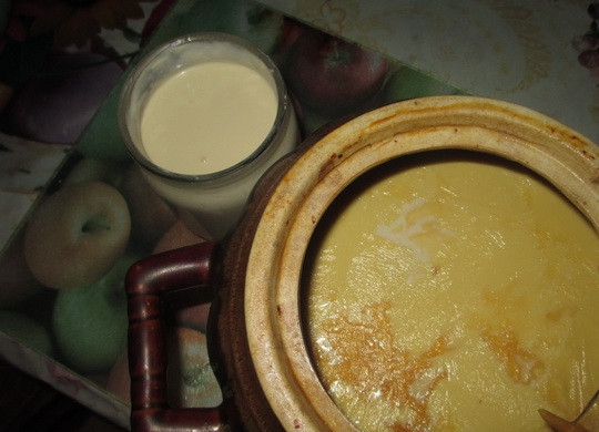 1. Этап. Закваска для ряженки: 3. Томим молоко, пока сверху не появится пленка. Так, после длительных приготовлений получается закваска и топленое молоко. Затем нужно добавить вершок в немного остывшее молоко.