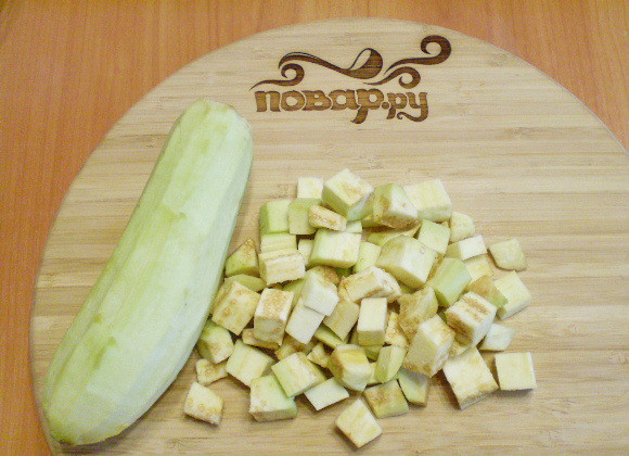 1. Этап. Жареные баклажаны с чесноком и зеленью: 2. Очищаем баклажаны и режем кубиками небольшого размера.
