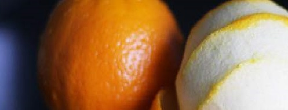 1. Этап. Апельсиновый пирог в мультиварке: Очистите апельсин, цедру снимайте как можно тоньше. Тем временем растопите сливочное масло.