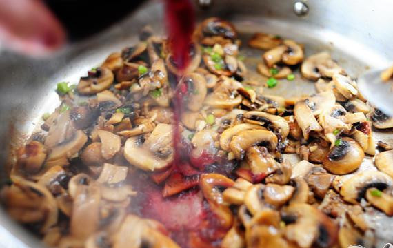 1. Этап. Бифштекс в грибном соусе: Залейте стакан качественного красного вина. Можно использовать Бордо либо Мерло.