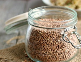 1. Этап. Гречневое молоко: В стерилизованную емкость всыпьте гречневую крупу и добавьте яблочный уксус. Герметично закройте и поставьте в теплое место на 8 часов.