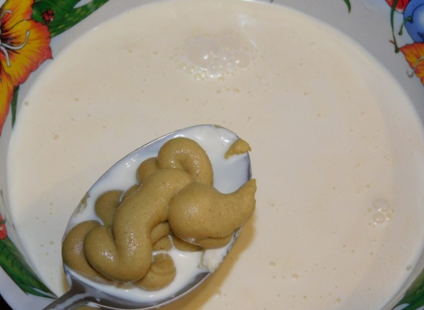 1. Этап. Кролик в сливках, приготовленный в мультиварке: Отдельно смешайте сливки, горчицу, соль и специи. Перемешайте.