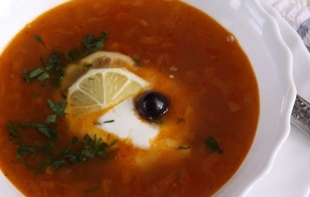 1. Этап. Солянка простая: 8. Залейте бульоном, дополните зеленью и по желанию сметаной. Сразу же подавайте к столу. Приятного аппетита!