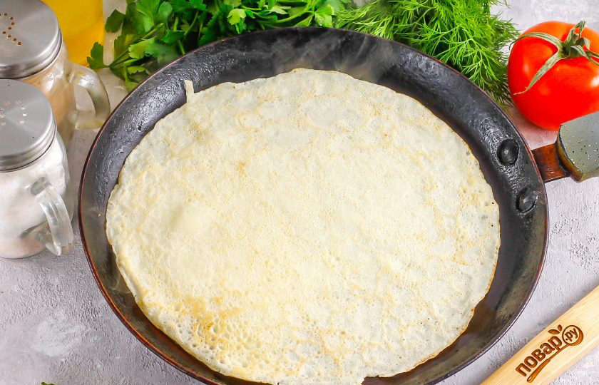 1. Этап. Блинный торт с ветчиной и сыром: Испеките блины, разогрев сковороду, по минуте с каждой стороны.