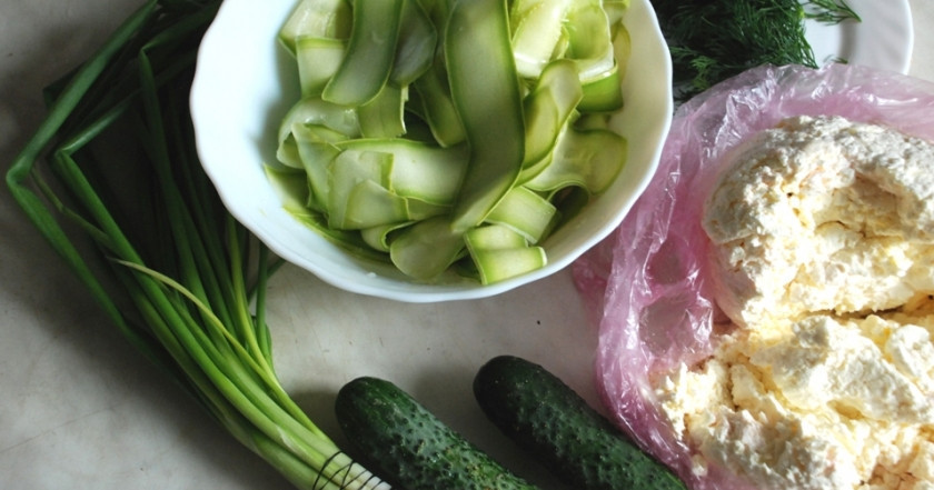 1. Этап. Рулетики из кабачков с творогом: 1. Кабачки моем и тоненько нарезаем пластинками. Огурцы и лук моем.