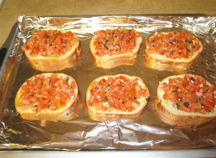 1. Этап. Бутерброды с помидорами в духовке: Разложтие начинку на ломтиках батона.