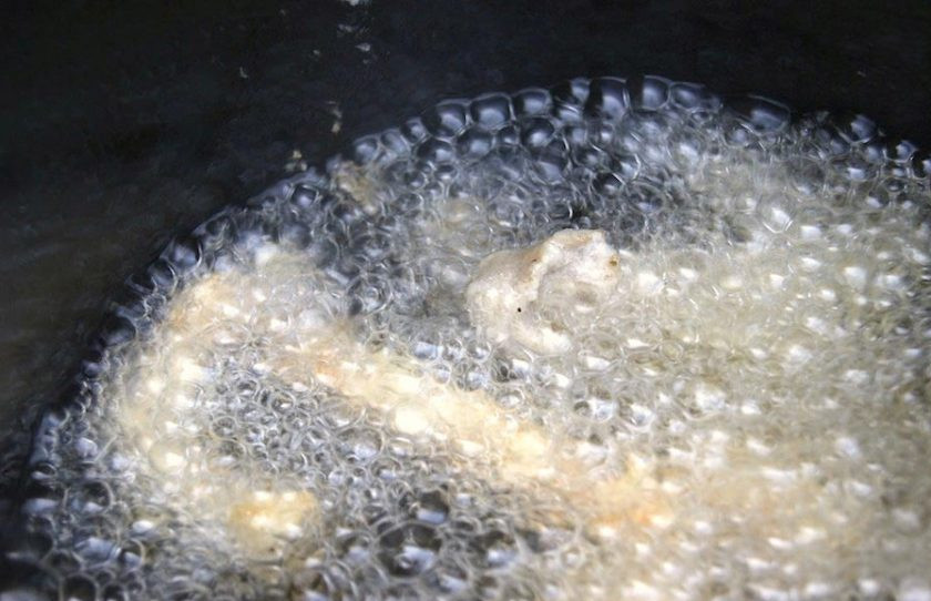 1. Этап. Свинина в кисло-сладком соусе по-китайски: Достаньте раствор крахмала и воды, который оставляли на ночь, слейте воду, а крахмал смешайте с белком и обмакните в эту смесь мясо. Раскалите в сковороде масло до шипения и обжарьте мясные полоски 2-3 минуты в масле.