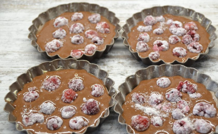 1. Этап. Брауни с малиной: Влейте первый слой теста, выложите на него ягоды.