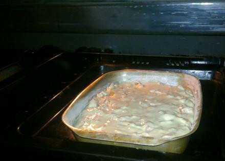 1. Этап. Бисквит диетический: Форму для выпечки смазываем маслом и присыпаем мукой, вливаем в нее наше тесто.