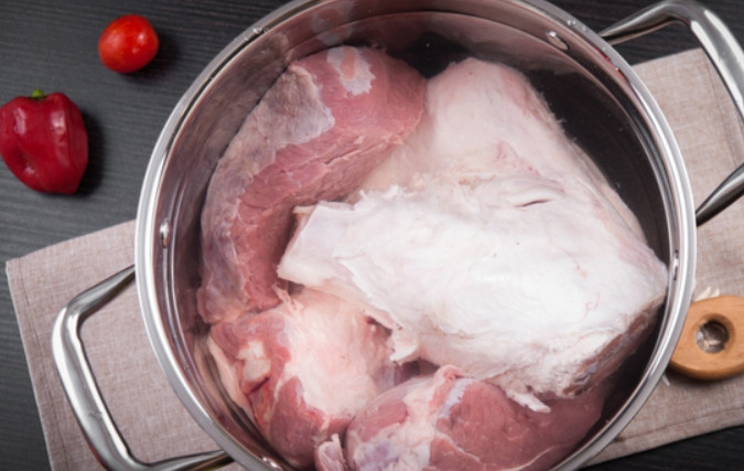 1. Этап. Холодец из говядины и свиных ножек: Ножки тщательно промываем, скоблим ножом, если нужно. Замачиваем в холодной воде на 2 часа, после чего промываем еще раз. Складываем все мясо в кастрюлю, заливаем холодной водой, кипятим на медленном огне, удаляя пену.