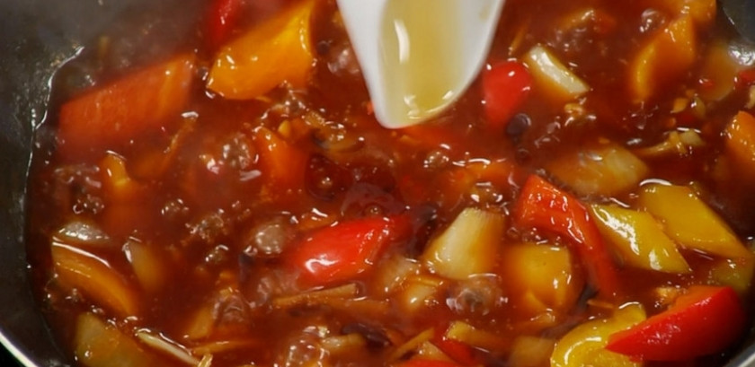 1. Этап. Баклажаны в кисло-сладком соусе по-китайски: 2. Имбирь, чеснок, перец чили чистим и нарезаем тонкими ломтиками. Сковороду отправляем на огонь, наливаем подсолнечное масло и отправляем их обжариваться. Немного прогрев бросаем болгарский перец и лук. Наливаем соевый соус, томатную пасту, разводим в небольшом количестве воды и кладем в сковороду, добавляем сахар и разведенный в воде крахмал. Прогреваем и наливаем кунжутное масло.