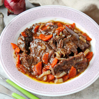 Томленые говяжьи щечки