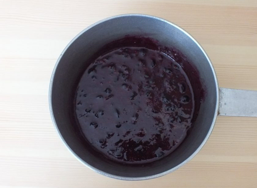 1. Этап. Пирожные с кремом и ягодами: Начинку охладите.