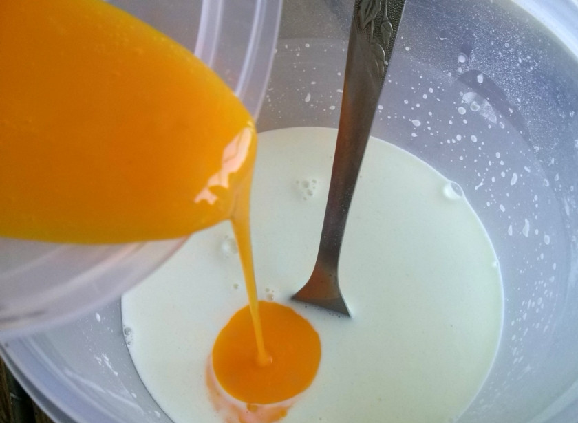 1. Этап. Жареное молоко: Желтки размешайте вилкой и влейте в крахмальную смесь, размешайте. Желтки можно и не добавлять, но с ними десерт становится нежнее.