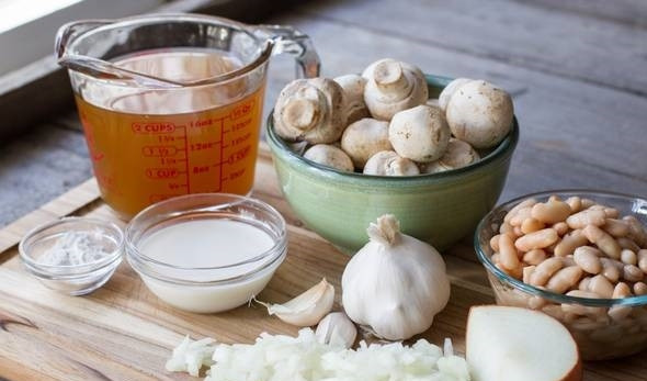 1. Этап. Суп с фасолью и грибами: 1. Перед вами все ингредиенты, которые вам потребуются, чтобы повторить этот рецепт на своей кухне.