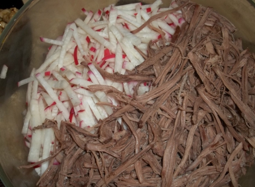 1. Этап. Салат из говядины и редиса: В салатнице смешать говядину и редис.