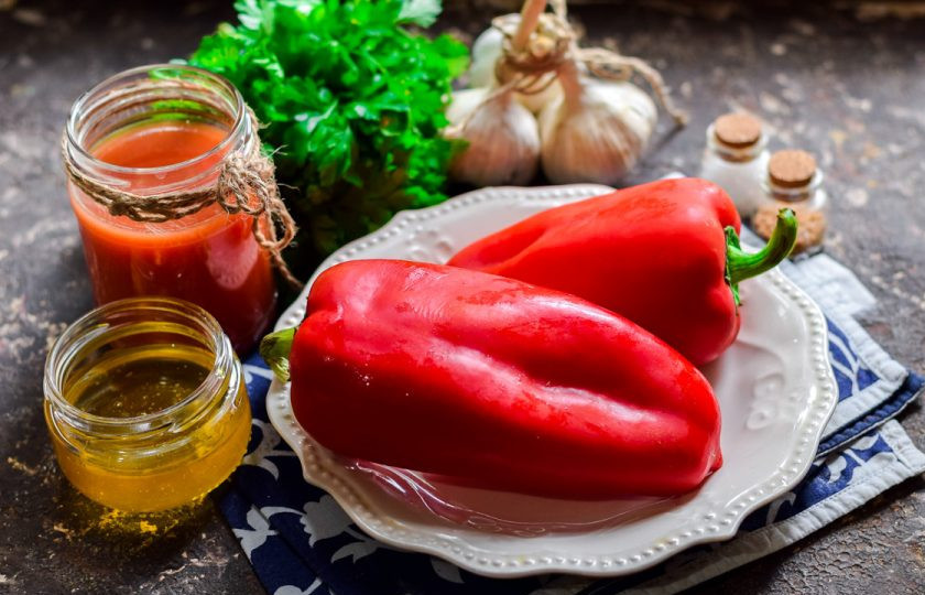 1. Этап. Лечо с медом: Подготовьте ингредиенты.