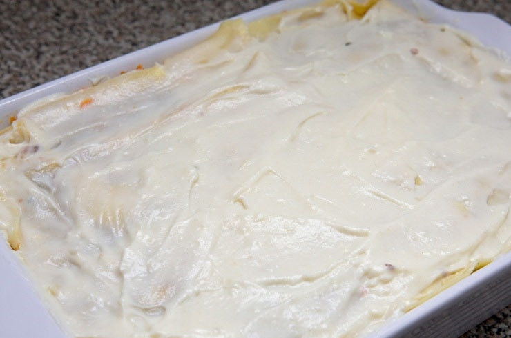 1. Этап. Лазанья с фаршем и овощами: 12. Верх тщательно промажьте соусом Бешамель. Вот и все, наша лазанья с фаршем и овощами в домашних условиях может отправляться в разогретую духовку.