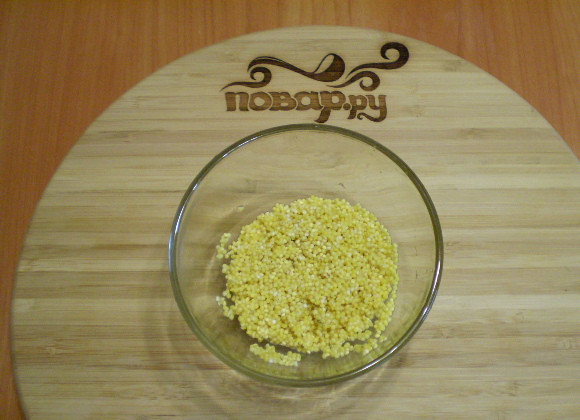 1. Этап. Суп на рыбном бульоне: 3. Подготовим пшено для варки. Удалите испорченные зерна, мусор. Промойте пару раз под проточной водой.