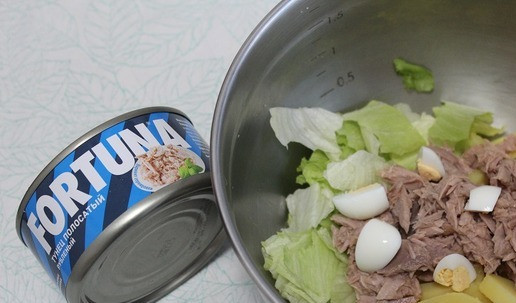 1. Этап. Салат с тунцом и горячей заправкой: Добавить 3 порезанных яйца, тунец отцедить от сока и добавить. Добавить порезанный полукольцами лук. Если лук не салатный, то порезать, выложить в холодную воду на 5 минут, обсушить.