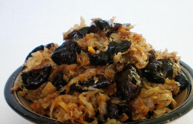 1. Этап. Капуста, тушенная с черносливом: Через 10 мин, как блюдо настоится, его можно подавать. Приятного аппетита!