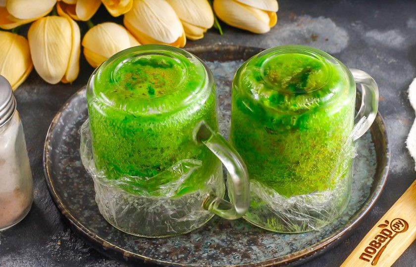 1. Этап. Спонж бисквит для декора: Извлеките чашки из микроволновки и переверните дном верх, дав остыть примерно 2-3 минуты. Затем снимите пленку и извлеките бисквит из чашек.