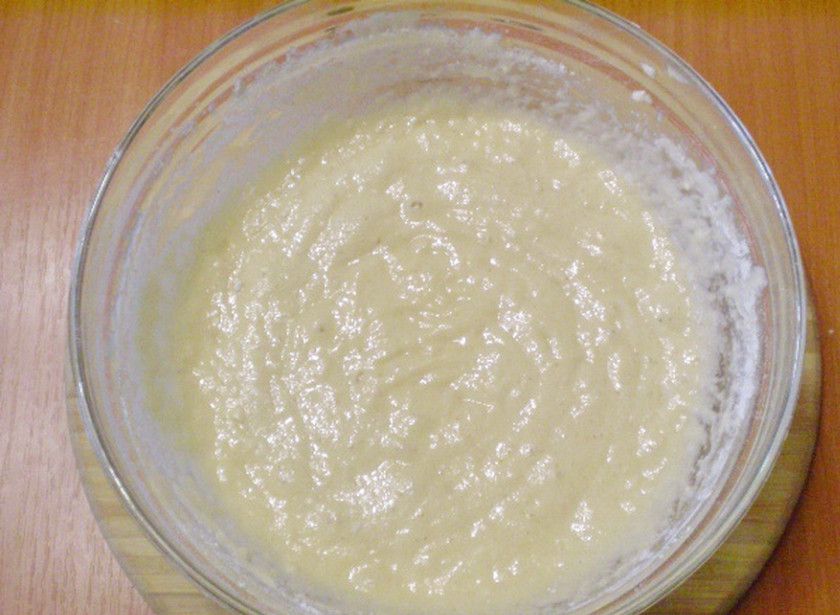 1. Этап. Классический манник на кефире: В последнюю очередь введите просеянную муку и тщательно перемешайте тесто. Добавьте соду, гашенную уксусом.