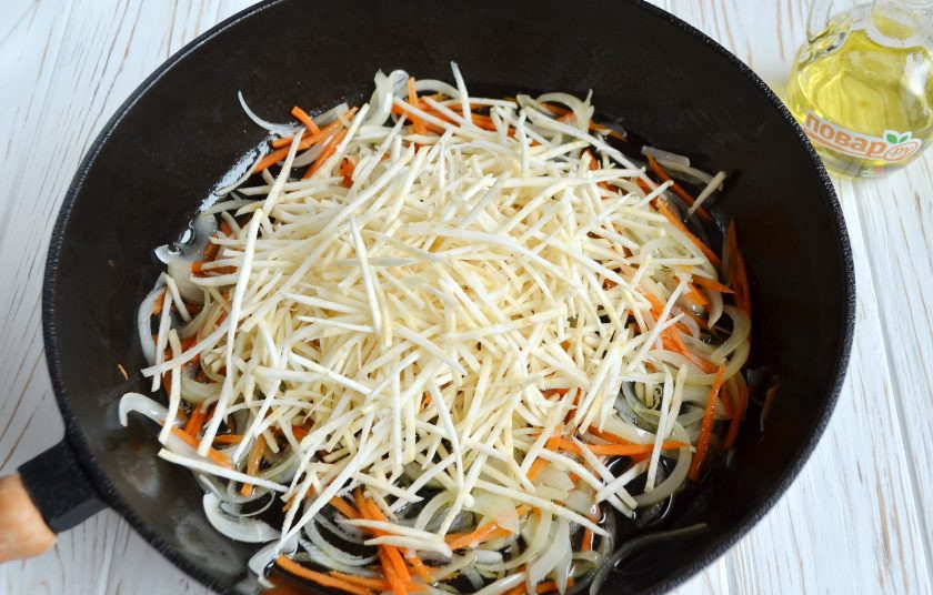 1. Этап. Тушеный сельдерей: 4. С корня сельдерея снимите кожуру, порежьте тонко соломкой или натрите на квадратной терке. Добавьте его к овощам, влейте 50-70 мл воды (воду можно заменить на овощной или грибной бульон, даже томатный сок), положите соль-перец, тушите 5-7 минут.