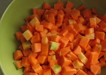 1. Этап. Диетический суп: Для нашего супа поочередно нарезаем овощи квадратиками 1х1см. Сперва нарезаем морковь.