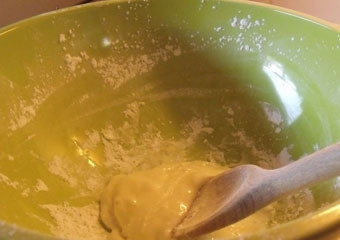 1. Этап. Апельсиновая коврижка: Теперь сделайте крем. Просейте пудру и влейте в неё оставшийся сок. Перемешайте до единой массы.