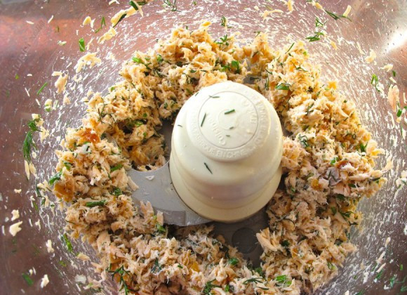 1. Этап. Котлеты из лосося с луком: Лосось измельчить в блендере с укропом.