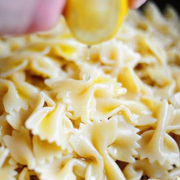 1. Этап. Паста салат с помидорами, цукини, и сыром Фета: И выдавите немного лимонного сока.