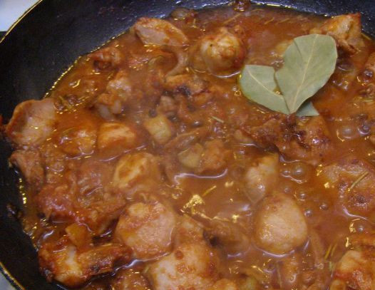 1. Этап. Гуляш из кролика с подливкой: Время от времени помешиваем гуляш, ведь подливка будет загустевать и может подгореть. Добавляем к гуляшу лавровые листики, перемешиваем и убираем гуляш с плиты. Через минуту-другую можно подавать его к столу.