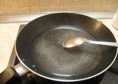 1. Этап. Свинина в кисло-сладком соусе с овощами: Наливаем 150 мл воды, нагреваем до тех пор, пока сахар и соль не растворятся.