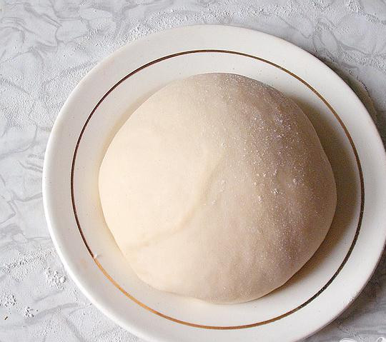 1. Этап. Пицца с колбасой: 1. Яйцо взбиваем с солью, добавляем туда сахар, растительного масла, водки. Все хорошо перемешиваем (сахар должен полностью раствориться). Затем добавляем сметану, постепенно вводим муку, замешиваем эластичное, мягкое тесто.