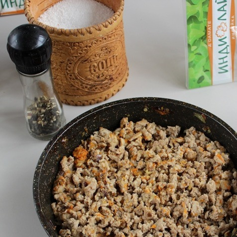 1. Этап. Блинный торт: На разогретой сковороде с растительным маслом обжарьте лук с морковью, добавьте индюшачий фарш и обжаривайте всё вместе постоянно размешивая до готовности. Посолите, поперчите.