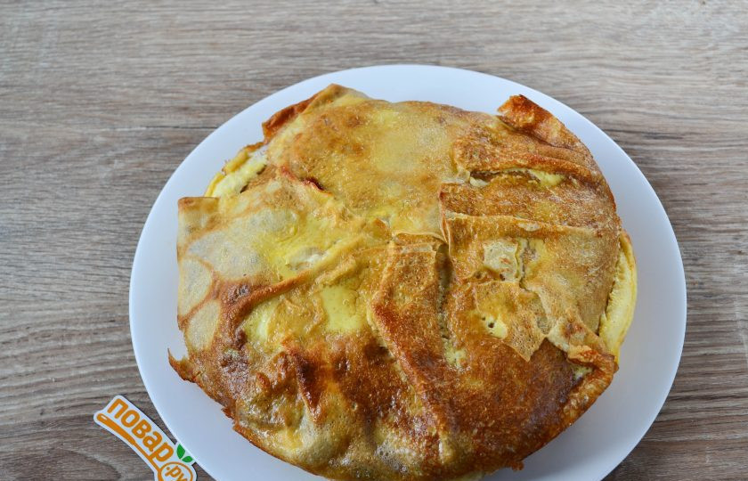 1. Этап. Блинный пирог с курицей и грибами: Аккуратно выньте пирог из формы и переложите на тарелку.