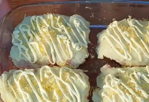 1. Этап. Мясные «Рассольники»: 17. В прозрачный пакетик кладем 2 ст. л. майонеза, срезаем краешек ножницами и отсаживаем сверху на сыр.