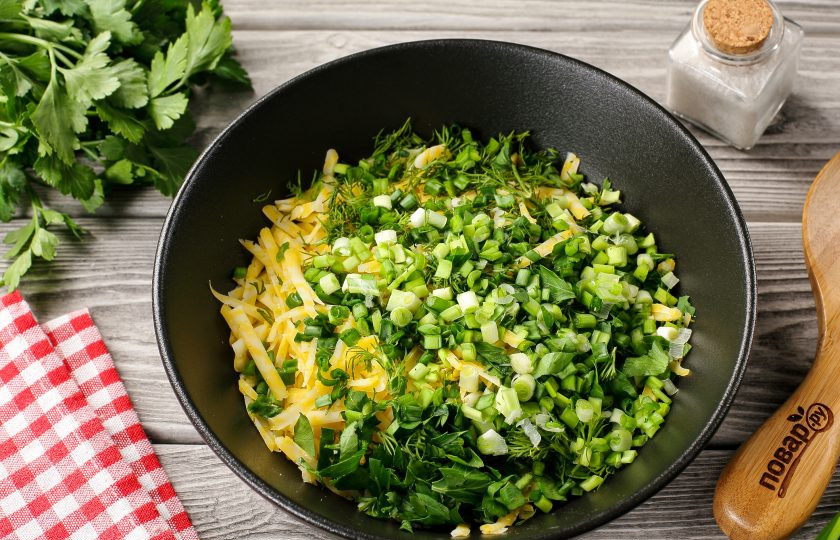 1. Этап. Заварные лепёшки с сыром и зеленью: Сыр натрите на крупной тёрке и соедините с измельчённой свежей зеленью. Зелень можно взять любую по вкусу.